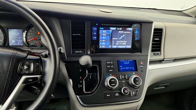 2017 Toyota Sienna LE AWD 7-Seater - 23005668 - 16