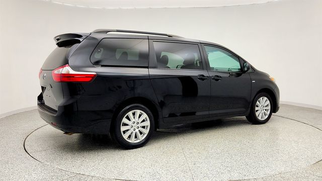 2017 Toyota Sienna LE AWD 7-Seater - 23005668 - 4