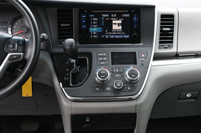 2017 Toyota Sienna LE FWD 8-Passenger - 23034892 - 9