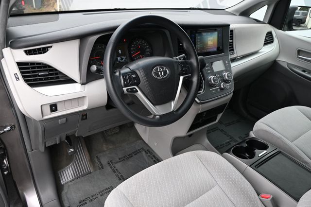 2017 Toyota Sienna LE FWD 8-Passenger - 23034892 - 6