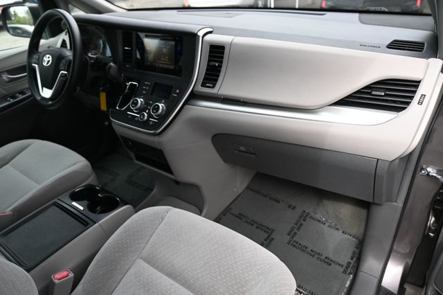 2017 Toyota Sienna LE FWD 8-Passenger - 23034892 - 7