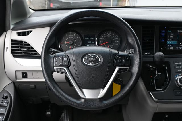 2017 Toyota Sienna LE FWD 8-Passenger - 23034892 - 8