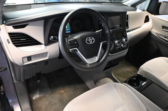 2017 Toyota Sienna LE FWD 8-Passenger - 23070247 - 9