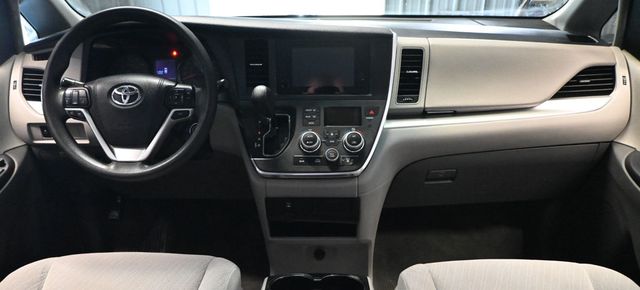 2017 Toyota Sienna LE FWD 8-Passenger - 23070247 - 10