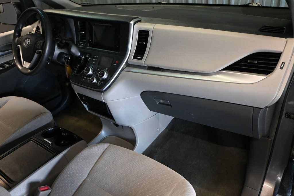 Toyota Sienna photo 12