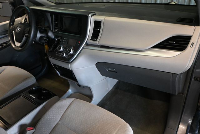 2017 Toyota Sienna LE FWD 8-Passenger - 23070247 - 11