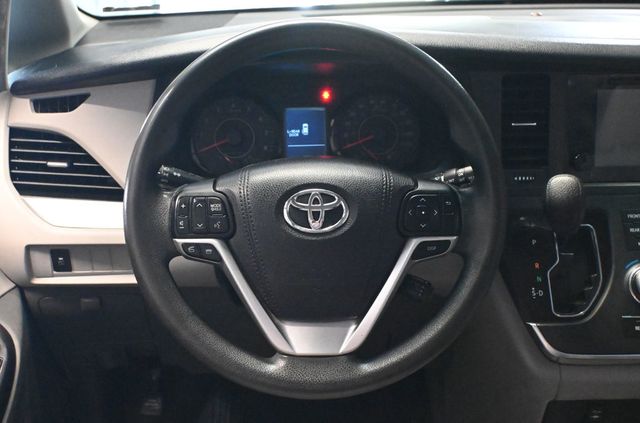 2017 Toyota Sienna LE FWD 8-Passenger - 23070247 - 12