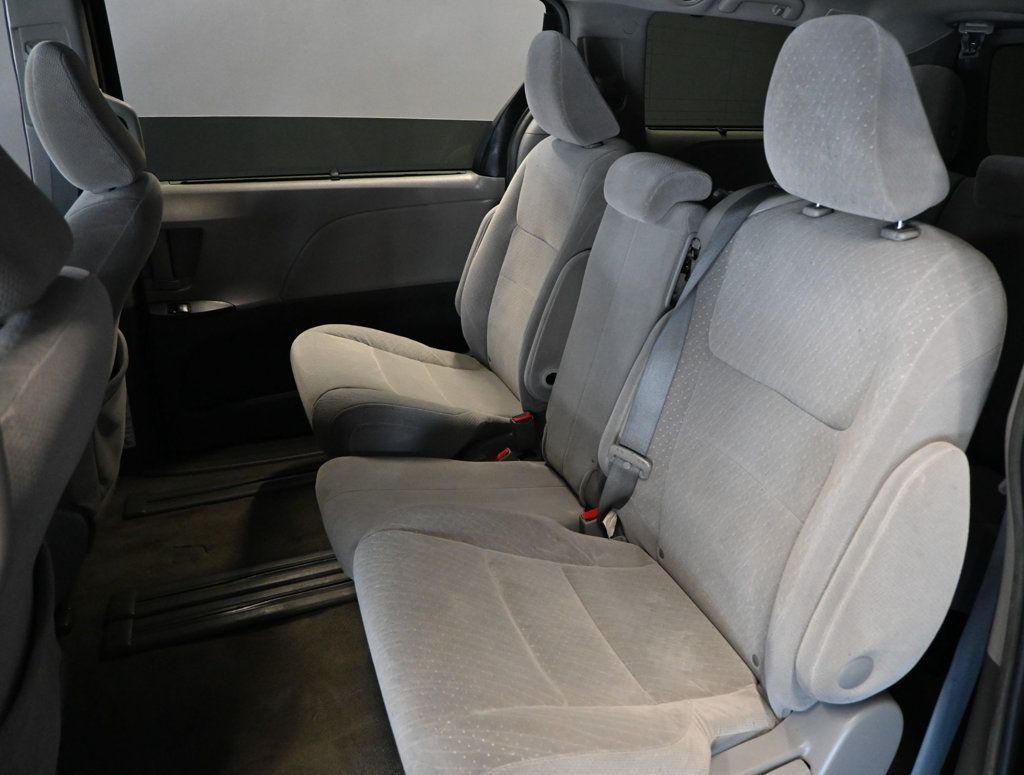 Toyota Sienna photo 17