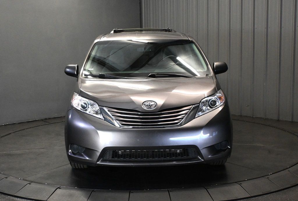 Toyota Sienna photo 2