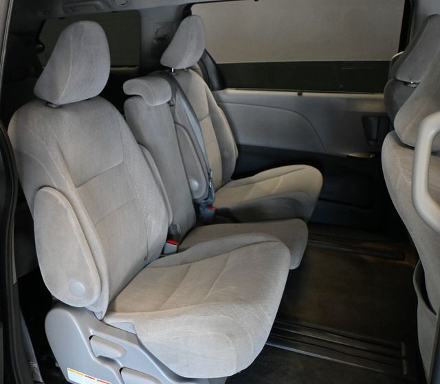 2017 Toyota Sienna LE FWD 8-Passenger - 23070247 - 19
