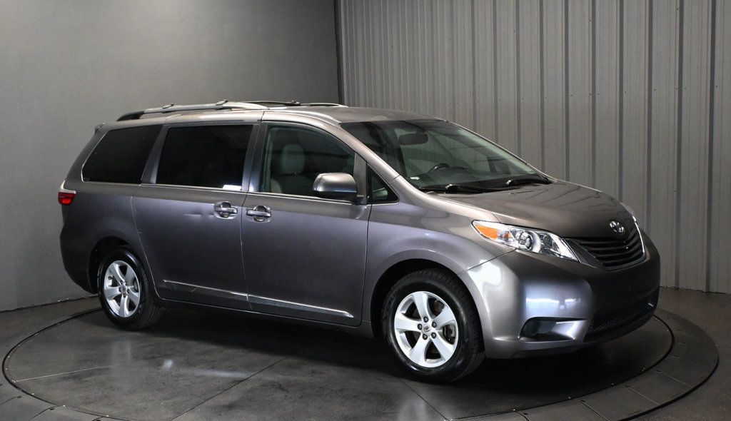 Toyota Sienna photo 3