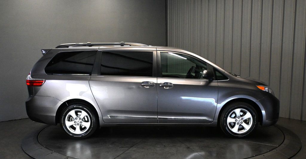 Toyota Sienna photo 4