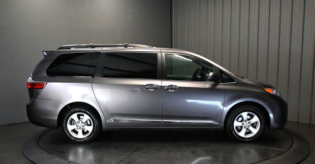 2017 Toyota Sienna LE FWD 8-Passenger - 23070247 - 3