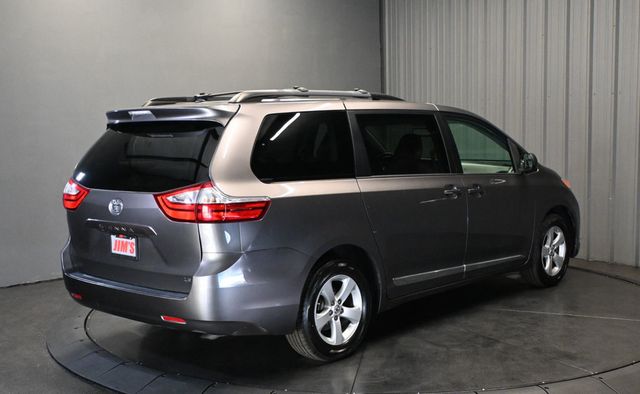 2017 Toyota Sienna LE FWD 8-Passenger - 23070247 - 4