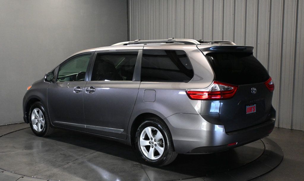 Toyota Sienna photo 7