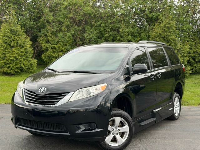 2017 Toyota Sienna LE Mobility FWD 7-Passenger Mobility - 23009391 - 0
