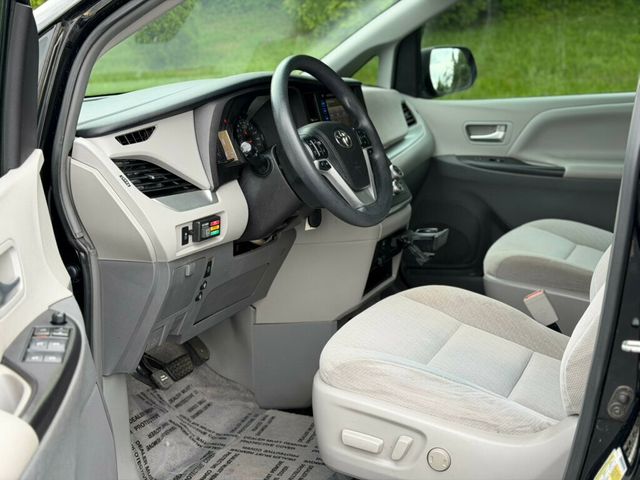 2017 Toyota Sienna LE Mobility FWD 7-Passenger Mobility - 23009391 - 11