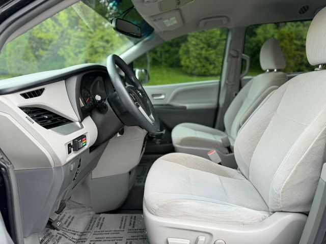 2017 Toyota Sienna LE Mobility FWD 7-Passenger Mobility - 23009391 - 12
