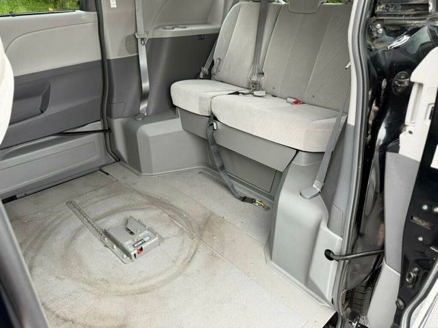 2017 Toyota Sienna LE Mobility FWD 7-Passenger Mobility - 23009391 - 16