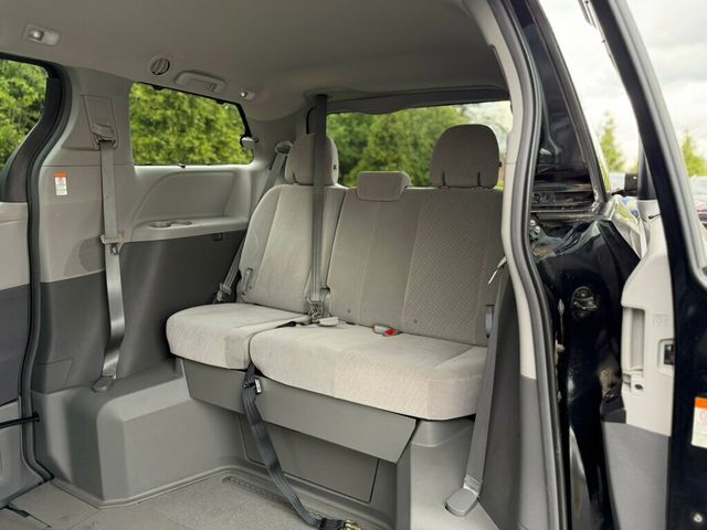 2017 Toyota Sienna LE Mobility FWD 7-Passenger Mobility - 23009391 - 17