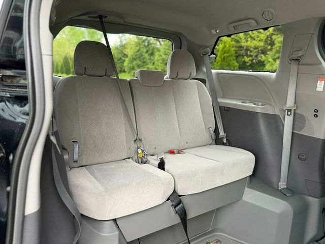 2017 Toyota Sienna LE Mobility FWD 7-Passenger Mobility - 23009391 - 18