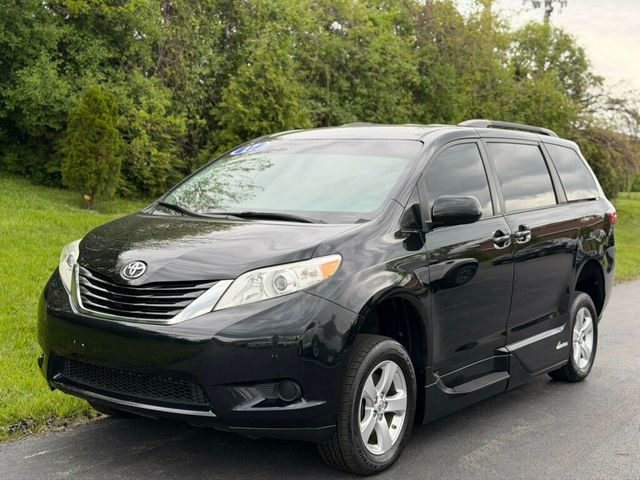 2017 Toyota Sienna LE Mobility FWD 7-Passenger Mobility - 23009391 - 1