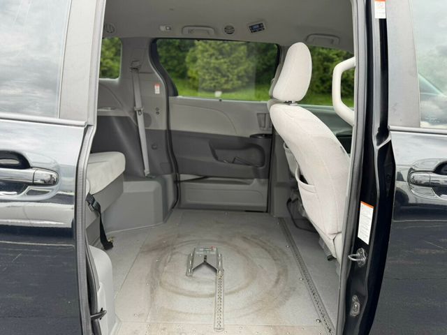 2017 Toyota Sienna LE Mobility FWD 7-Passenger Mobility - 23009391 - 20