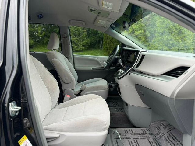 2017 Toyota Sienna LE Mobility FWD 7-Passenger Mobility - 23009391 - 22