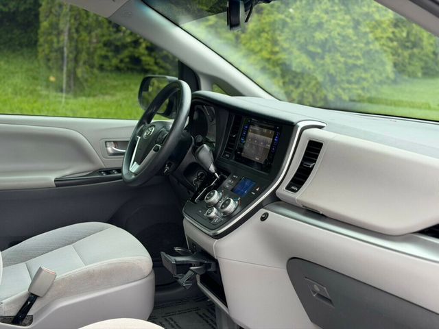 2017 Toyota Sienna LE Mobility FWD 7-Passenger Mobility - 23009391 - 23