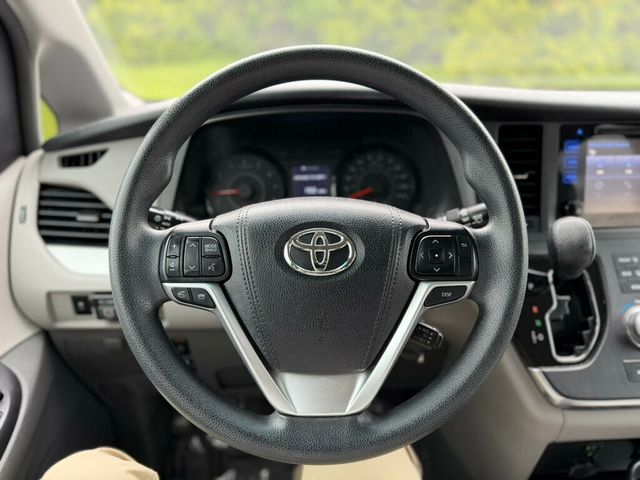 2017 Toyota Sienna LE Mobility FWD 7-Passenger Mobility - 23009391 - 24