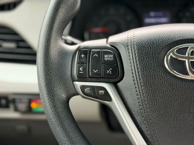 2017 Toyota Sienna LE Mobility FWD 7-Passenger Mobility - 23009391 - 25