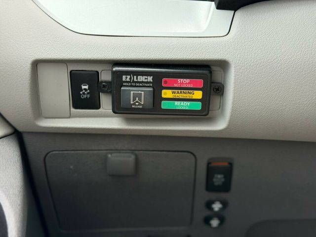 2017 Toyota Sienna LE Mobility FWD 7-Passenger Mobility - 23009391 - 27