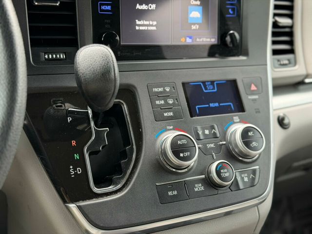 2017 Toyota Sienna LE Mobility FWD 7-Passenger Mobility - 23009391 - 32