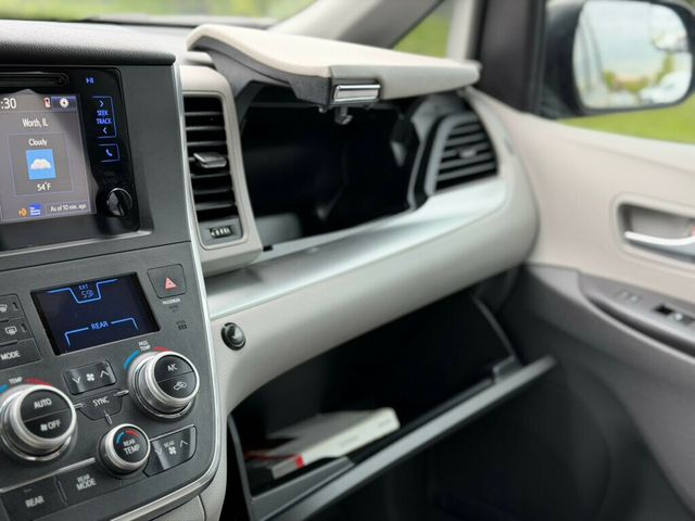 2017 Toyota Sienna LE Mobility FWD 7-Passenger Mobility - 23009391 - 34