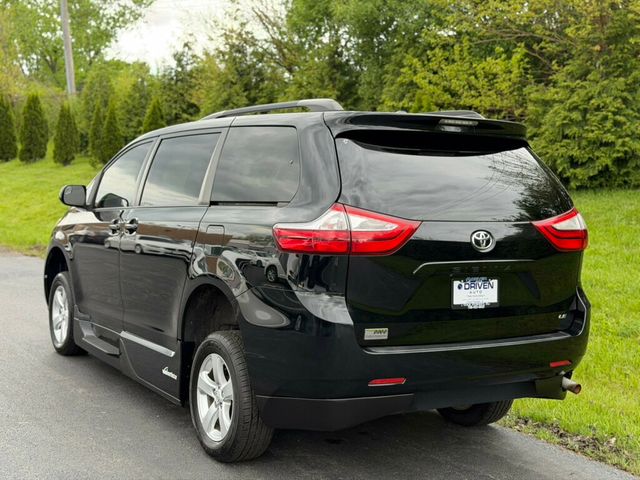 2017 Toyota Sienna LE Mobility FWD 7-Passenger Mobility - 23009391 - 3