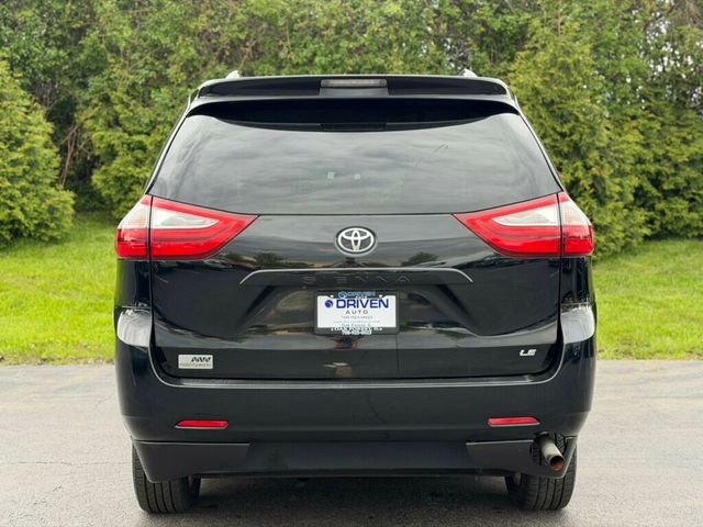2017 Toyota Sienna LE Mobility FWD 7-Passenger Mobility - 23009391 - 4