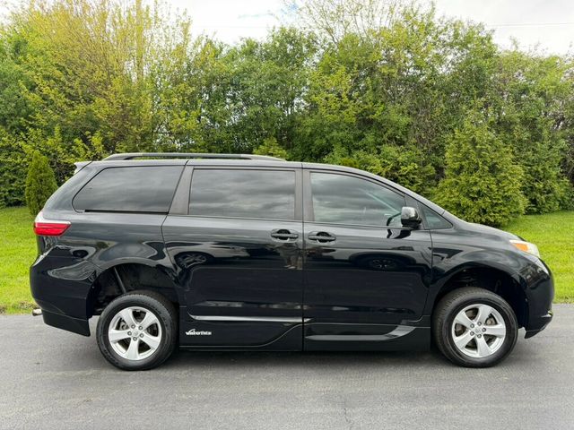 2017 Toyota Sienna LE Mobility FWD 7-Passenger Mobility - 23009391 - 7
