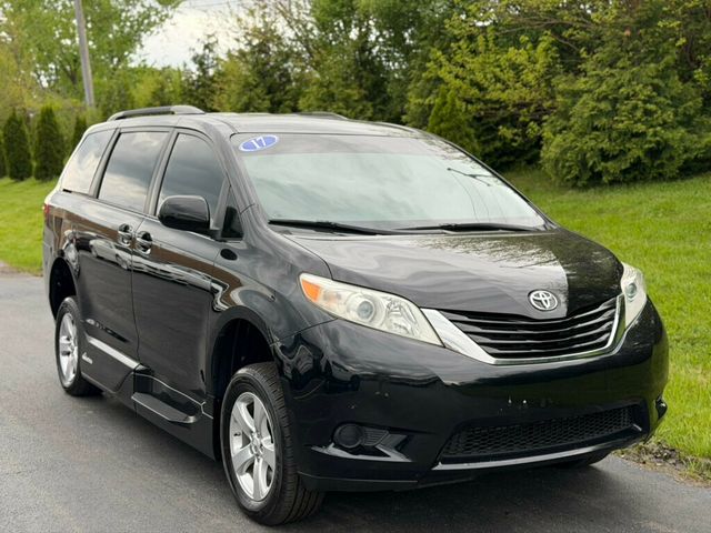 2017 Toyota Sienna LE Mobility FWD 7-Passenger Mobility - 23009391 - 8