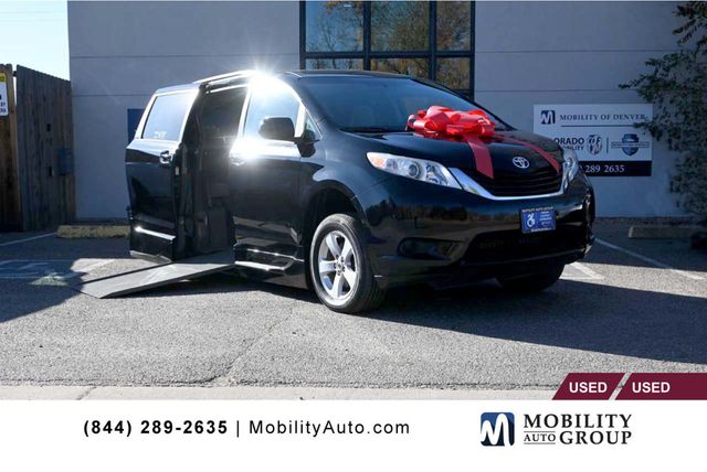 2017 Toyota Sienna LE Mobility FWD 7-Passenger Mobility - 22946979 - 0
