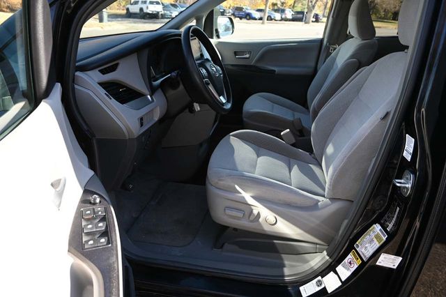 2017 Toyota Sienna LE Mobility FWD 7-Passenger Mobility - 22946979 - 12