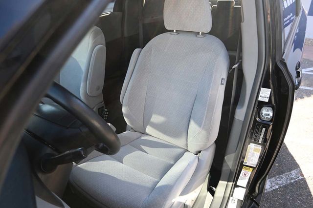 2017 Toyota Sienna LE Mobility FWD 7-Passenger Mobility - 22946979 - 13