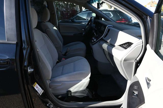 2017 Toyota Sienna LE Mobility FWD 7-Passenger Mobility - 22946979 - 14