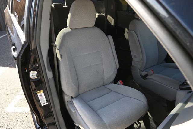 2017 Toyota Sienna LE Mobility FWD 7-Passenger Mobility - 22946979 - 15