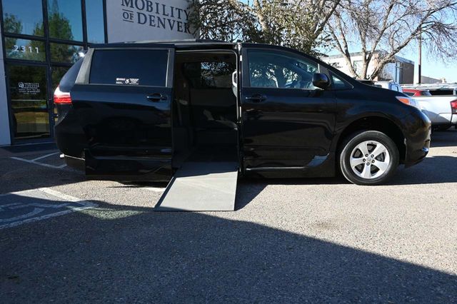 2017 Toyota Sienna LE Mobility FWD 7-Passenger Mobility - 22946979 - 16