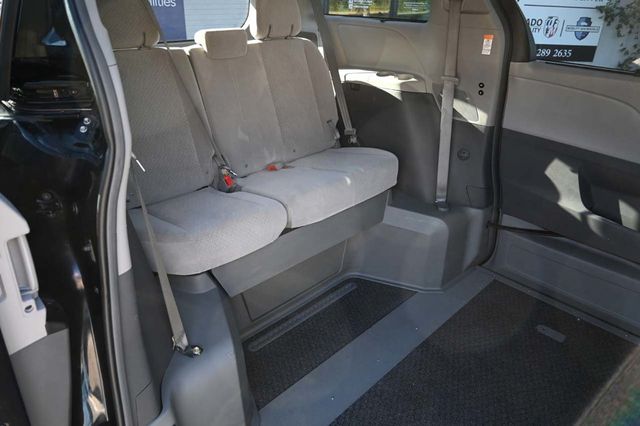 2017 Toyota Sienna LE Mobility FWD 7-Passenger Mobility - 22946979 - 17