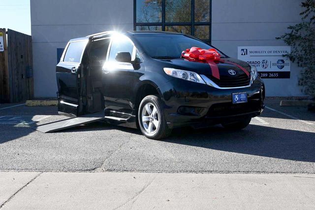 2017 Toyota Sienna LE Mobility FWD 7-Passenger Mobility - 22946979 - 1