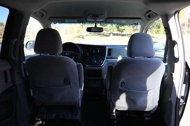 2017 Toyota Sienna LE Mobility FWD 7-Passenger Mobility - 22946979 - 19