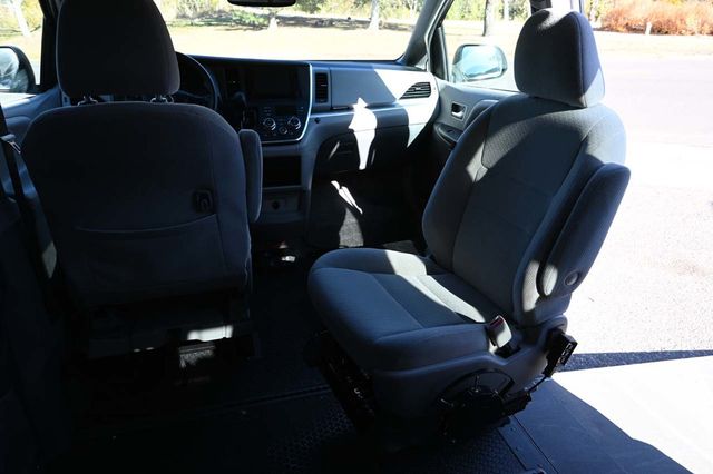 2017 Toyota Sienna LE Mobility FWD 7-Passenger Mobility - 22946979 - 20