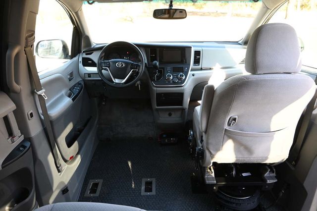 2017 Toyota Sienna LE Mobility FWD 7-Passenger Mobility - 22946979 - 24