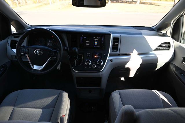 2017 Toyota Sienna LE Mobility FWD 7-Passenger Mobility - 22946979 - 26